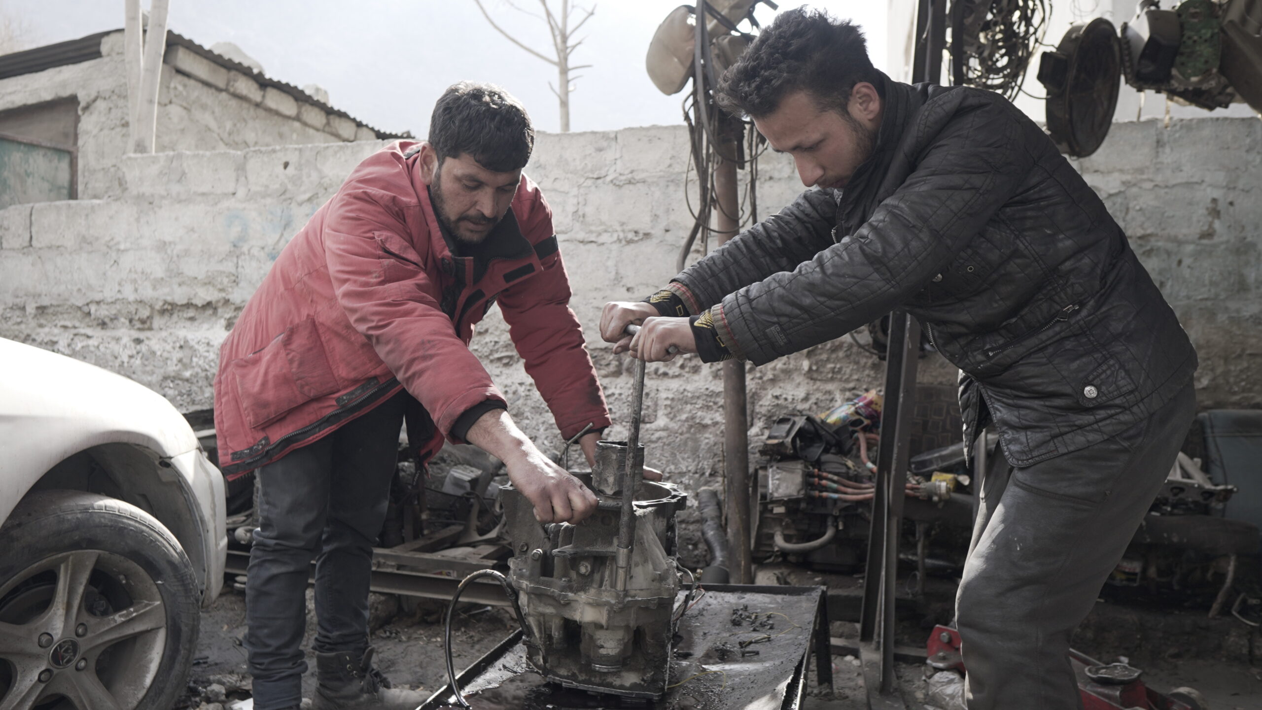 2 mechanics working in the workshop